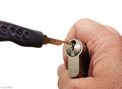 Schloss mit Lockpicking und Sperrwerkzeug öffnen